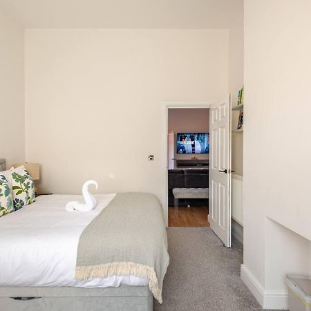 Stylish Flat In Central Location With Free Parking Swindon Exteriör bild