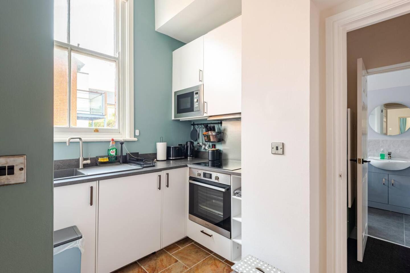Stylish Flat In Central Location With Free Parking Swindon Exteriör bild