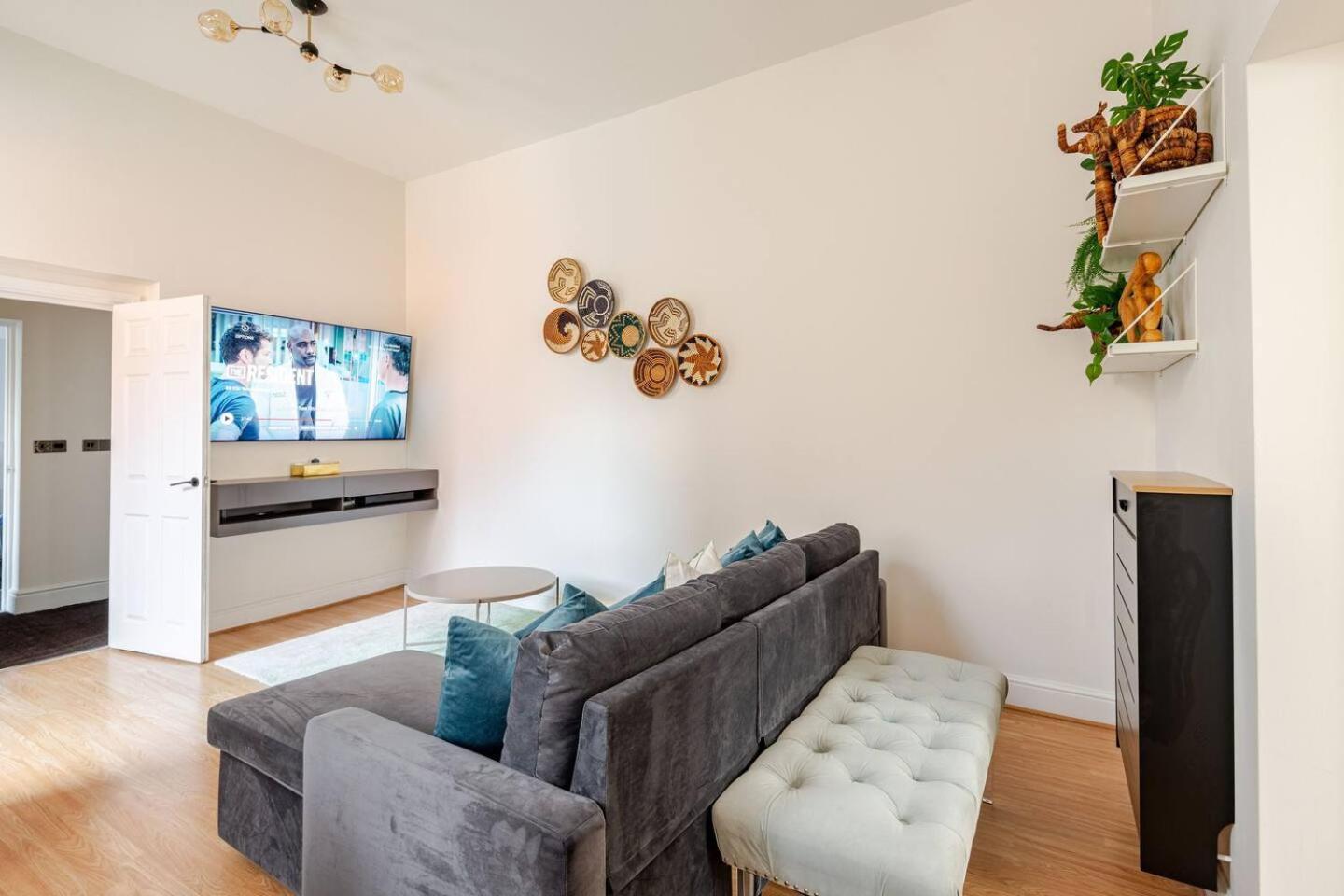 Stylish Flat In Central Location With Free Parking Swindon Exteriör bild