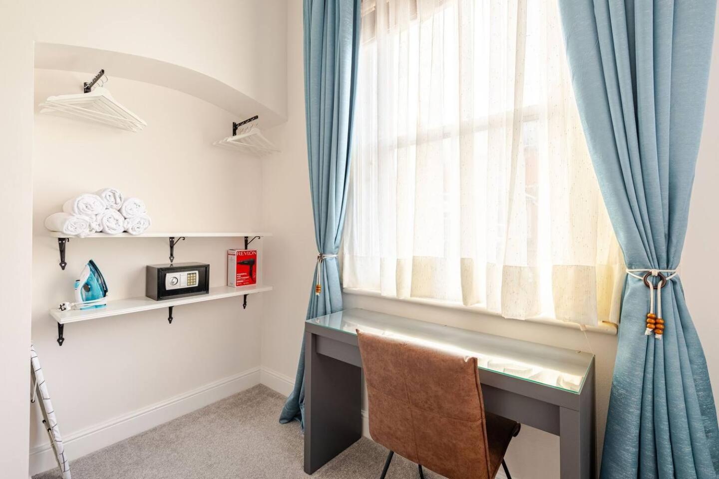 Stylish Flat In Central Location With Free Parking Swindon Exteriör bild