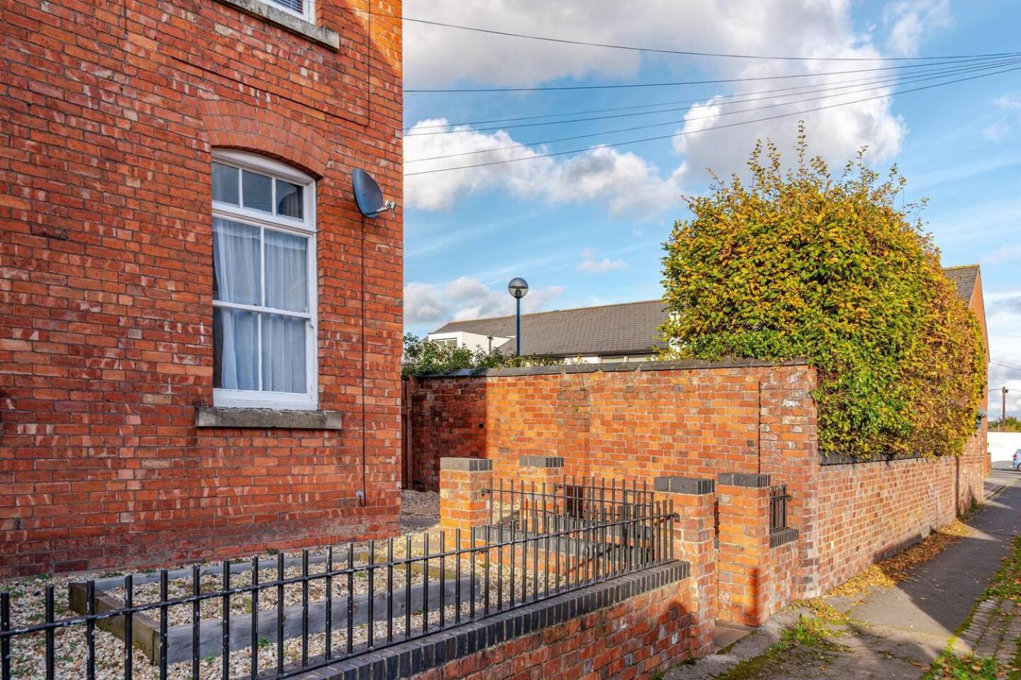 Stylish Flat In Central Location With Free Parking Swindon Exteriör bild