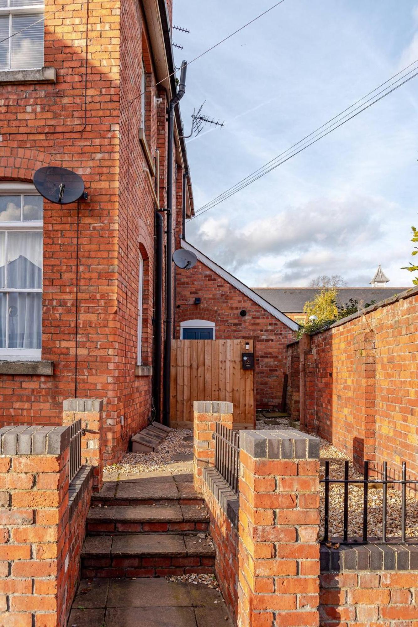 Stylish Flat In Central Location With Free Parking Swindon Exteriör bild