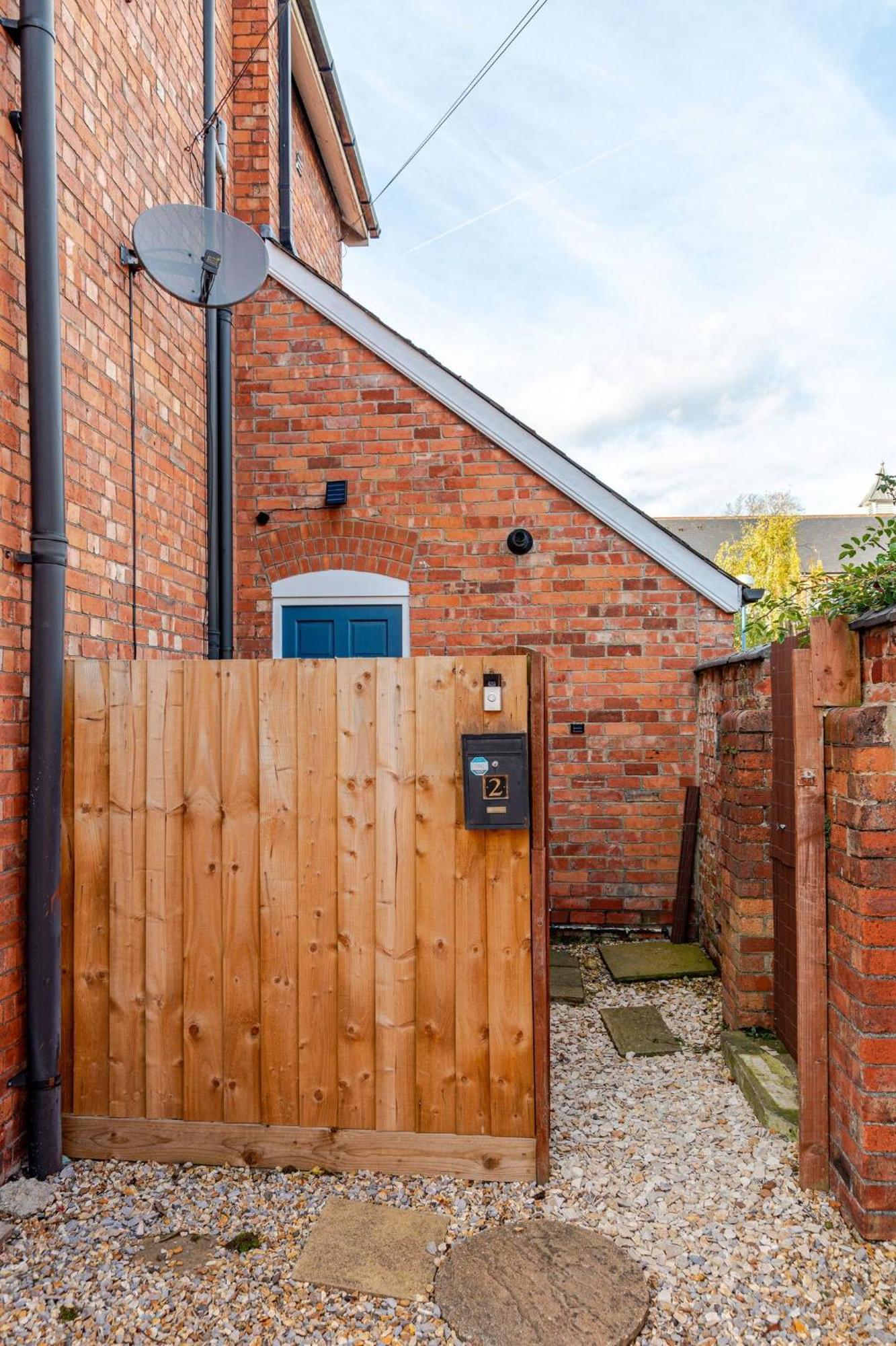 Stylish Flat In Central Location With Free Parking Swindon Exteriör bild