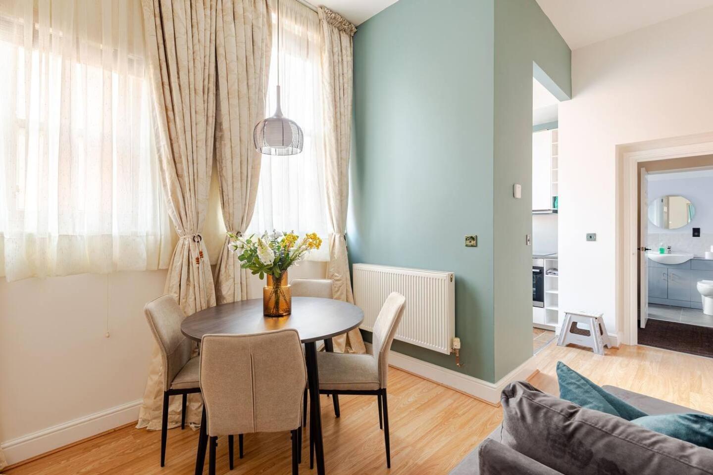 Stylish Flat In Central Location With Free Parking Swindon Exteriör bild